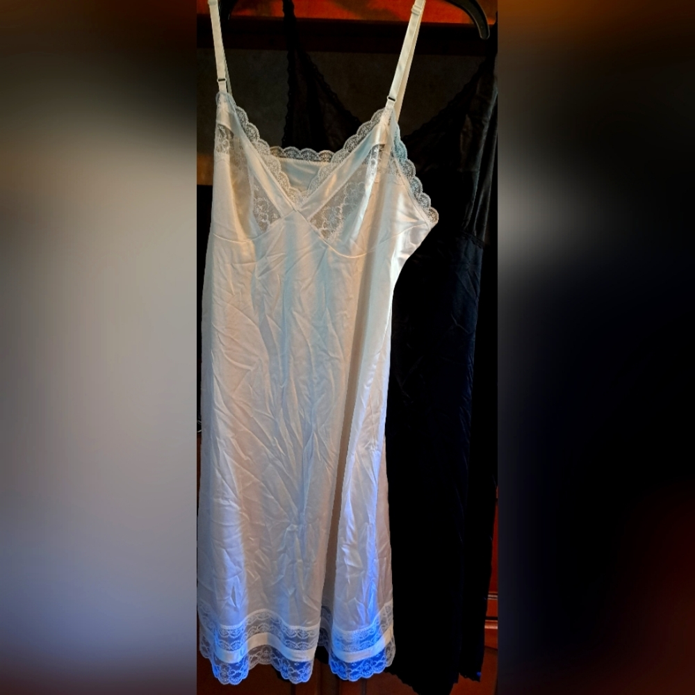 2-Ladies Vintage Slips Both Size 36, W-Vanity Fair, B-Dixie Belle  Great cond.